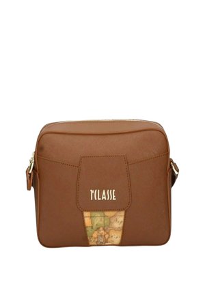 Bolso cruzado de cuero marrón con solapa frontal y un detalle de diseño de mapa multicolor debajo del nombre de la marca "1 CLASSE" en letras doradas.