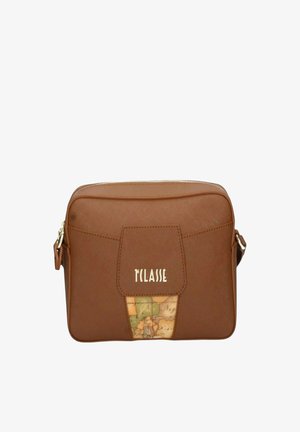 Brun læder crossbody taske med frontklap og et flerfarvet kortdesign under mærkenavnet "1 CLASSE" i gyldne bogstaver.