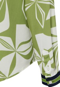 Langärmelige Hemdmanschette mit grünem und weißem geometrischem Blumenmuster und marineblauem Besatz mit grünem Streifendetail.