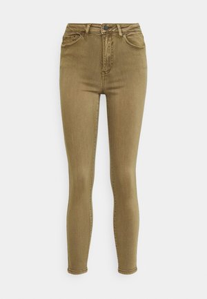 Jeans ajustados en verde oliva, hechos de denim elástico. Presentan una cintura alta, cinco bolsillos y un cierre clásico frontal con botón y cremallera.