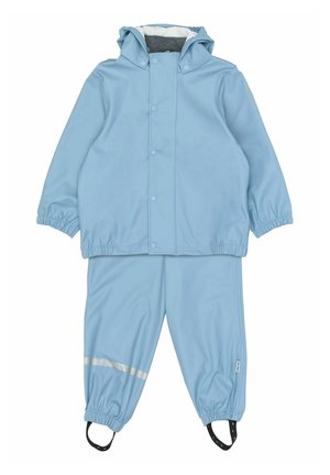 Svetlomodrý nepremokavý pršiplášť s kapucňou, elastickými manžetami, zapínaním na patentné gombíky a reflexnou páskou na nohaviciach. Vyrobený z hladkého materiálu.