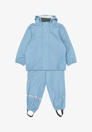 Jasnoniebieski wodoodporny kombinezon przeciwdeszczowy z kapturem, elastycznymi mankietami, zapięciem na zatrzaski i odblaskowym paskiem na nogawkach. Wykonany z gładkiego materiału.