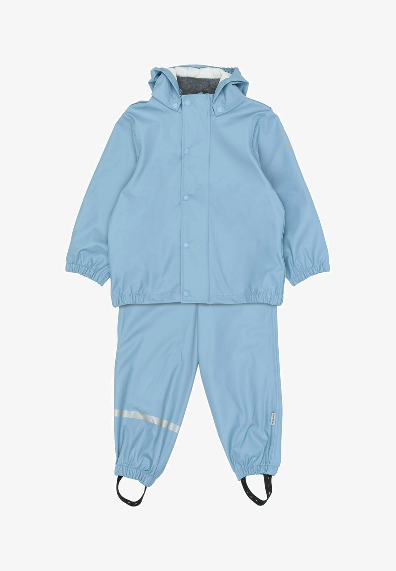 Combinaison de pluie imperméable bleu clair avec capuche, poignets élastiques, fermeture à boutons-pression et bande réfléchissante sur les jambes. Fabriquée en matériau lisse.