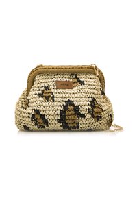 Sac tissé en beige avec un motif léopard en marron et noir. Il présente un cadre supérieur en beige et une chaîne, mettant en avant sa texture et son design.