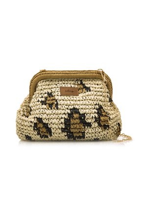 Sac tissé en beige avec un motif léopard en marron et noir. Il présente un cadre supérieur en beige et une chaîne, mettant en avant sa texture et son design.