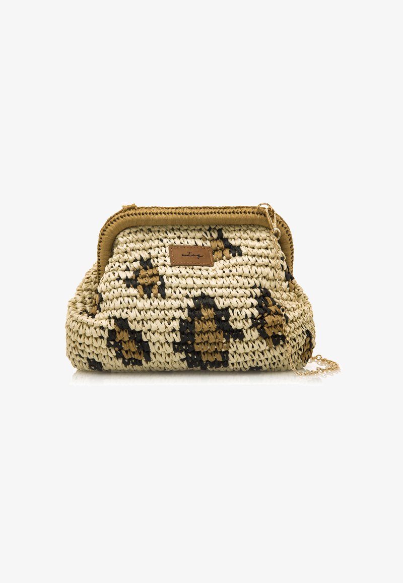 Bolso de mano tejido en color beige con un patrón de leopardos en marrón y negro. Presenta un marco superior en tono marrón y una cadena como asa, destacando su textura y diseño.
