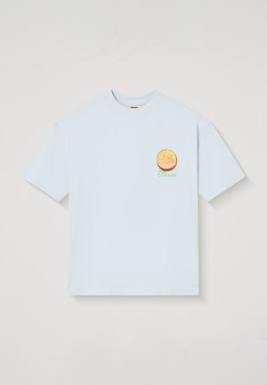 Lyseblå kortermet T-skjorte med brodert appelsinskive og grønn "Ellesse"-tekst på øvre venstre bryst.