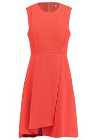 Robe sans manches orange corail texturée avec jupe asymétrique à volants et taille cintrée, encolure ronde et fermeture zippée au dos.