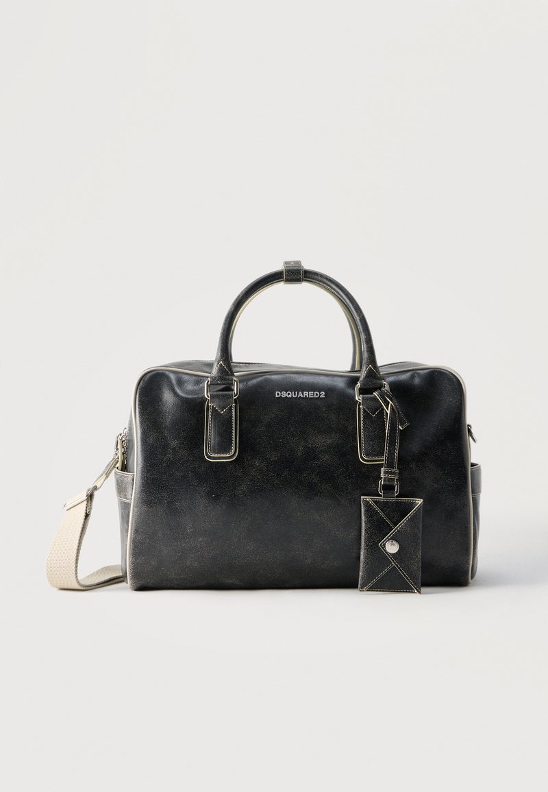 Sac polochon en cuir noir Dsquared2 avec doubles poignées, bandoulière beige amovible et étiquette en cuir attachée avec fermeture à pression.