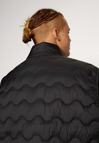 Chaleco Acolchado Lyle & Scott Hombre - Nylon Ripstop, Cuello Alto, Cremallera