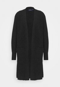 Dlouhý černý kardigan s ribovanou texturou, otevřeným závěrem a dvěma předními kapsami. Má dlouhé rukávy a volný střih.