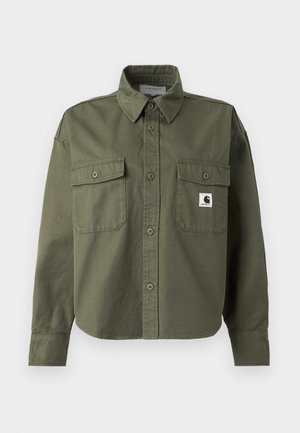 Πράσινο-ελαιόχρωμο βαμβακερό πουκάμισο με γιακά με κουμπιά, μακριά μανίκια, δύο τσέπες στο στήθος και μια μικρή ετικέτα με λογότυπο στην αριστερή τσέπη.