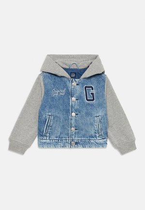 Jeansjacke mit grauem Kapuzenpullover. Verfügt über Knöpfe, zwei Vorderaschen und ein "G"-Logo mit "Original Gap 1969" in Weiß gestickt.