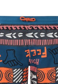 Zwemshorts met een blauwe tailleband, voorzien van kleurrijke grafische patronen in oranje, roze, wit en zwart, met een trekkoordsluiting.
