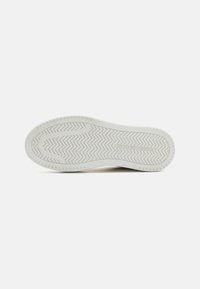 Weiße Gummisohle mit einem Zickzack-Profil und geprägtem Text. Glatte Oberfläche mit abgerundeten Kanten. Sauberes und minimalistisches Design.