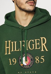 Tommy Hilfiger Jersey con capucha - dark green