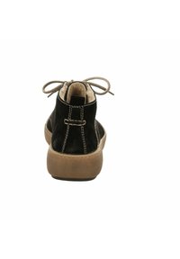 Stivale alla caviglia in suede nero con foderatura beige, punta arrotondata e suola marrone. Presenta lacci e dettagli di cucitura sul retro e sui lati.