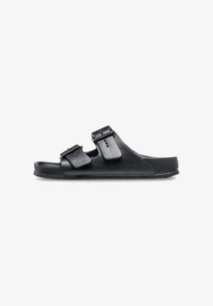 Sorte sandaler med to justerbare remme, lavet af tekstureret læder, med en flad sål og diskret branding på siden.