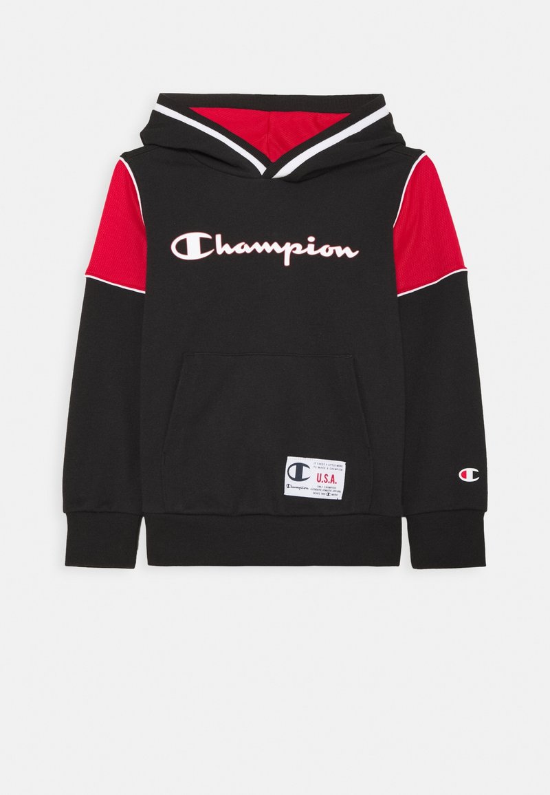 Sweat à capuche Champion noir et rouge avec logo blanc sur la poitrine, poche kangourou à l'avant, et étiquette USA près de l'ourlet, posé à plat sur fond blanc.