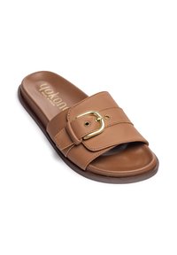 Sandalen aus braunem Leder im Slide-Stil verfügen über einen breiten Riemen mit einem goldenen Schnallendetail und einer glatten, abgerundeten Fußbett für Komfort. Flaches Sohlendesign.