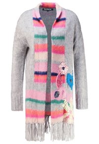 Gilet en tricot gris avec des rayures verticales multicolores et une broderie florale, présentant des franges à l'ourlet et une texture ressemblant à de la laine.