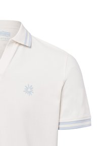 Witte polo shirt met een blauw geborduurd bloemenlogo op de borst, met gestreepte lichtblauwe accenten op de kraag en de mouwen.
