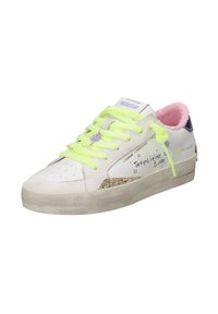 Sneaker bianco con lacci verdi, accenti glitterati, dettagli viola e fodera interna rosa. Presenta perforazioni e testo scritto a mano.