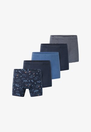 Vijf paar mannenboxers: één met een beren- en bergpatroon, drie effen in verschillende tinten blauw, en één gestreept in marineblauw en wit.
