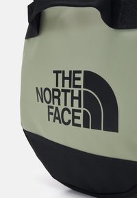 The North Face BASE CAMP DUFFEL - XS - Saco de viagem - tea green/black