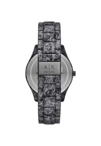 Schwarz gemusterte Armbanduhr mit strukturiertem Band, silbernen Beschlägen und rundem Gehäuse. Merkmale das "A|X"-Logo auf der Schließe.