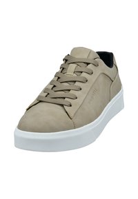 Beiger Wildledersneaker mit flachen Schnürsenkeln, weißer Gummisohle, abgerundetem Zehenbereich und eingeprägtem Logodetail an der Seite.