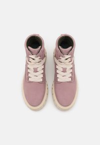 Zapatillas altas rosas con una textura suave, cordones crema, soporte acolchado en el tobillo y una suela de goma gruesa en color beige.