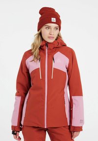 Rode en roze skijas met capuchon, voorzien van een kleurblokontwerp, ritssluiting aan de voorkant, verstelbare manchetten en merkaccenten.