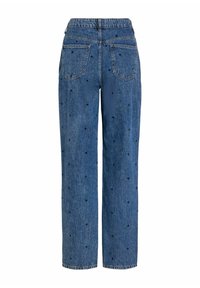 Mėlyni, aukštu liemeniu tiesaus kirpimo džinsai su tamsiomis taškelinėmis dėmėmis ir užpakalinėmis kišenėmis, pateikti ant balto fono.