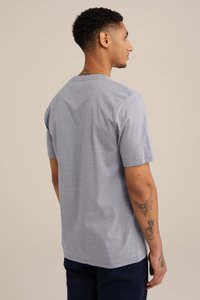 Īsām piedurknēm pelēks T-krekls, izgatavots no kokvilnas maisījuma, ar apaļu kakla izgriezumu un brīvu piegriezumu, redzamām šuvēm un gludu tekstūru.