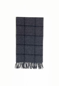Bufanda de lana tejida con patrón de cuadros en azul oscuro y gris. Presenta bordes con flecos y mide aproximadamente 70 cm por 180 cm. Textura suave.