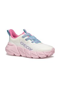 Baskets blanches avec des accents roses, dotées d'une tige texturée, de lacets bleus et d'une semelle extérieure épaisse rose avec un motif en zigzag. Logo sur le côté.