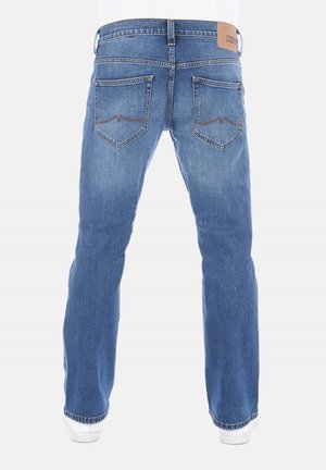 Jeans de mezclilla azul con corte recto, que presentan una etiqueta de cuero marrón en la cinturilla y dos bolsillos traseros con patrones de costura distintos.