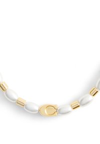 Collier de perles composé de perles blanches en forme d'ovale alternant avec des accents en tube doré, fermé par un fermoir en or. Les surfaces texturées ajoutent du détail visuel.