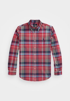 Chemise à manches longues à carreaux rouge, bleu et vert avec col boutonné, poche poitrine et broderie de logo sur le côté gauche.