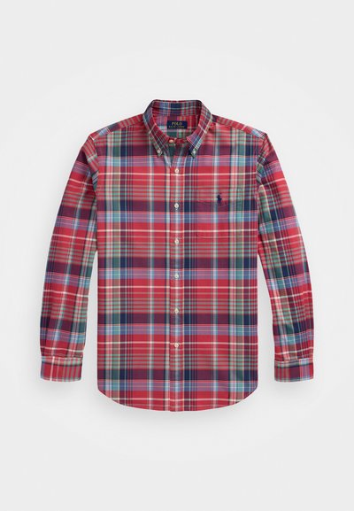 Camicia a maniche lunghe a quadri rossa, blu e verde con colletto button-down, taschino sul petto e ricamo del logo sul lato sinistro.