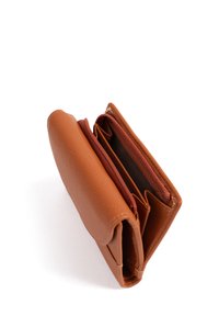 Portafoglio in pelle marrone con texture, dotato di un scomparto con zip, numerosi slot per carte e un design compatto con chiusura a ribalta.