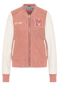 Różowa kurtka bombowiec z białymi rękawami, ściągaczami przy mankietach i u dołu. Posiada logo "M" na piersi oraz haft "EST. 1932" w pobliżu zamka.
