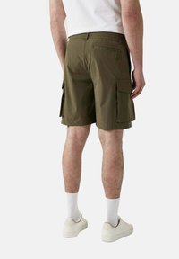 Olijfgroene cargoshorts met twee zijzakken en een achterzak, gemaakt van lichtgewicht stof. Voorzien van een trekkoord in de taille.