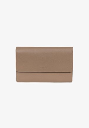 Portafoglio in pelle beige con finitura texturizzata, forma rettangolare e chiusura a pattina. Presenta un marchio discreto al centro.