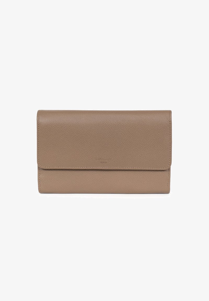 Portafoglio in pelle beige con finitura texturizzata, forma rettangolare e chiusura a pattina. Presenta un marchio discreto al centro.