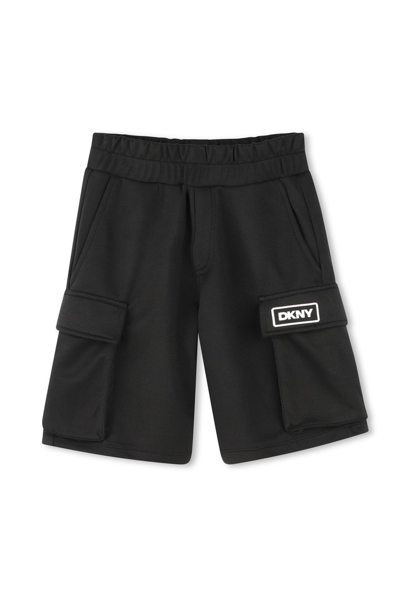 Shorts cargo noirs en tissu doux avec une taille élastique, deux poches latérales et une grande poche sur la jambe droite avec un patch logo.