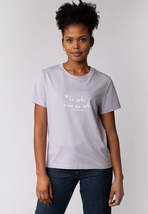 Helles lila Baumwoll-T-Shirt mit kurzen Ärmeln und Rundhalsausschnitt. Auf der Vorderseite befindet sich ein weißer Drucktext, die Oberfläche ist glatt.