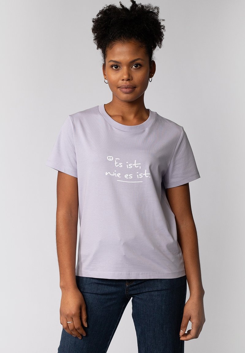 Lichtpaarse katoenen t-shirt met korte mouwen en een ronde hals. Heeft een witte gedrukte tekstontwerp op de voorkant, gladde textuur.