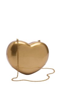 Złota kopertówka w kształcie serca z błyszczącym wykończeniem, z złotą łańcuszkową rączką i bezpiecznym zamknięciem na górze dla większej wygody.